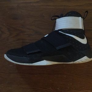 Men’s LeBron Soldier 10 X size 10.5